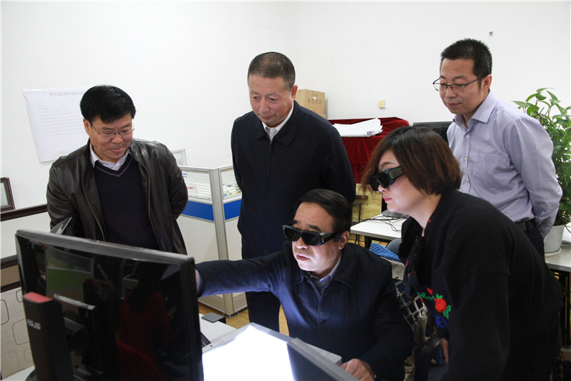 图3 张利平厅长察看测绘无人机、航摄相机等高新技术设备,详细了解地理信息数据采集过程、第三次全国土地调查以及为沿黄流域、“一湖两海”等重点区域的生态建设提供基础服务等情况